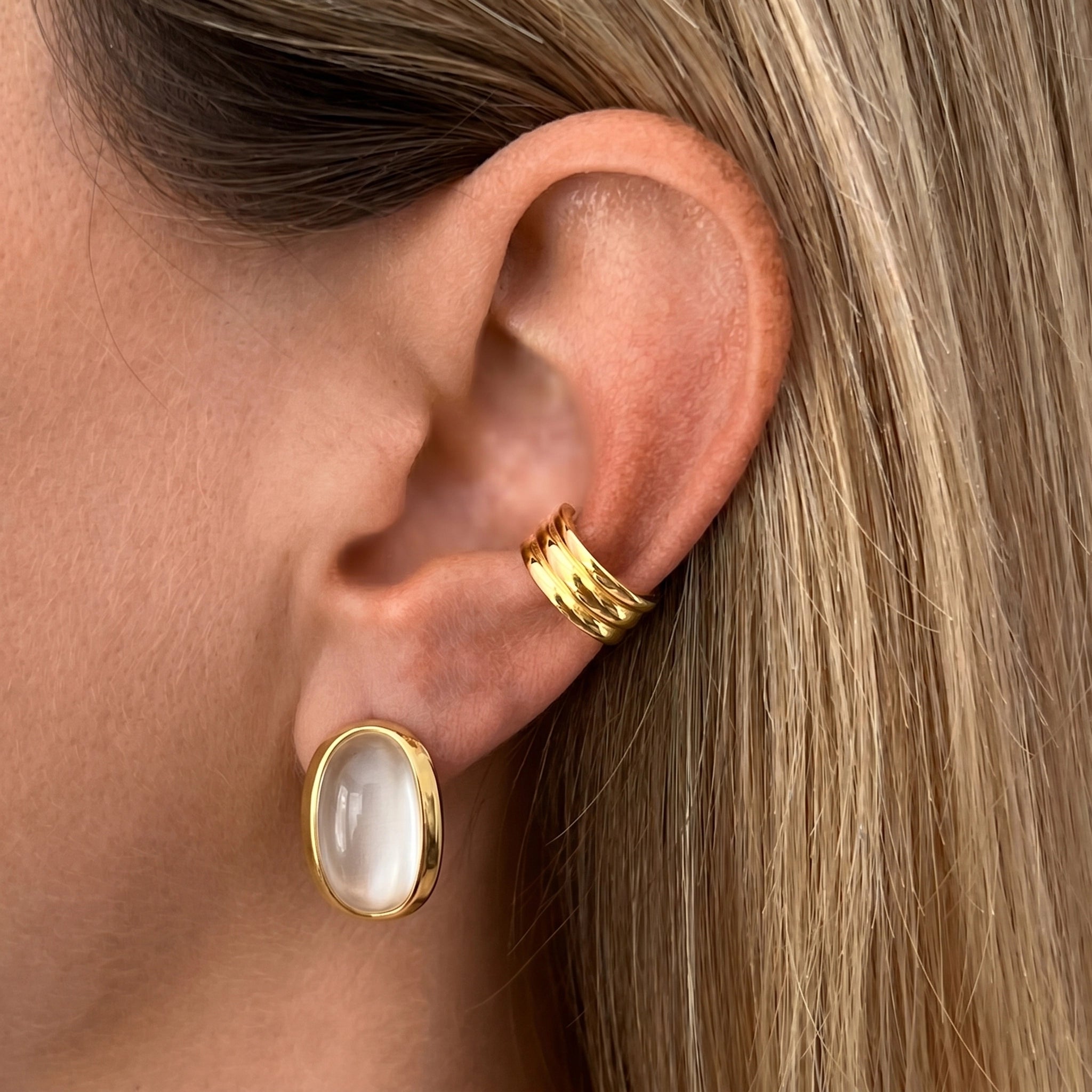 Brinco Oval Madrepérola Dourado 18k