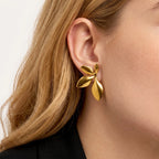 Brinco Flor Pétalas Dourado 18k