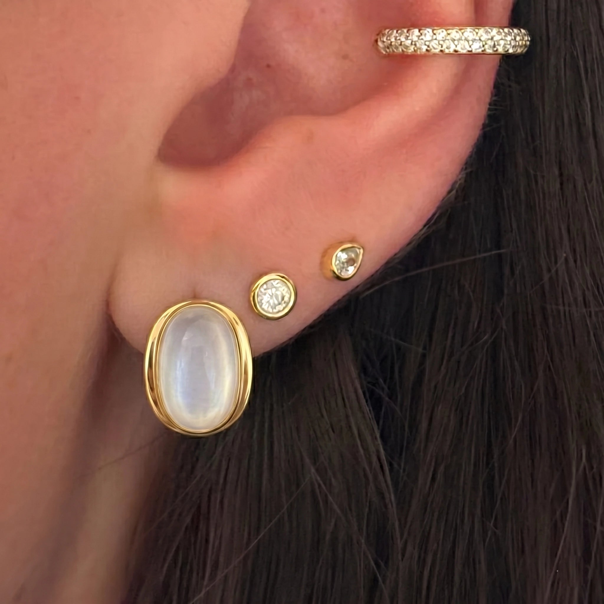 Brinco Oval Madrepérola Dourado 18k